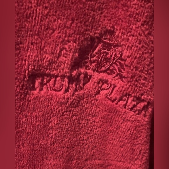 Donald Trump Maroon
Bathrobe actually from Trump Plaza NYC - Picture 3 of 4